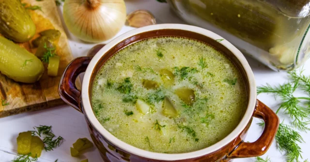 Delicioso jantar para segunda -feira. Demos uma receita, você cozinha. Pepino de Małosolenych

