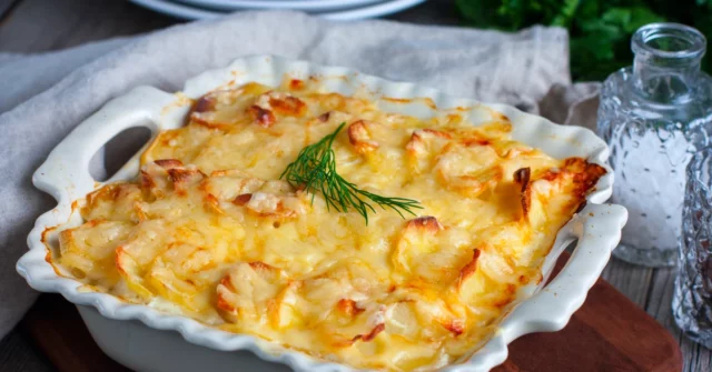Delicioso jantar para sexta -feira. Demos uma receita, você cozinha. Salmão tepsorole remigiusz rączka

