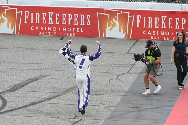 Denny Hamlin paga a NASCAR no torneio de temporada depois de Michigan de US $ 1 milhão? Tudo que você precisa saber

