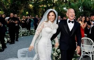 Dentro de Lauren Sanchez, os preparativos nupciais … quando ela revela o motivo de sua modesta escolha de vestido Lauren Sanchez surpreendeu um vestido de gabra de gola e gabbana quando se casou com o fundador da Amazon, Jeff Bezos, em Veneza, Itália