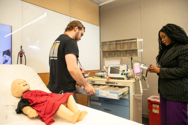 Dentro do carrinho de colisão médica -Robot: Design para urgente, colaboração e clareza | Cornell Chronicle