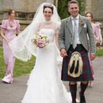 Lady Violet Manners, filha do duque e duque de Rutland, e seu novo marido, colega aristocrata com desconto de Garnock, casado na igreja de St. Mary, na Virgem, no sábado, antes de uma celebração no ancestral da família High, Belvoir Castle