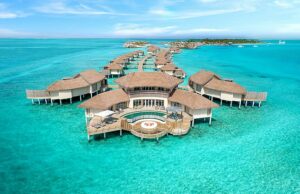 Dentro do resort misterioso misterioso nas Maldivas – com vilas podres de overwater, mas ainda vistas deslumbrantes O mundo pode conhecer as Maldivas por suas villas bild-postcard, água turquesa e uma vez na vida luxuosa fuga-mas uma ilha abandonada pinta outra imagem