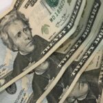 Depois que a fraude custou a mulher mais antiga de East Bay $ 200.000, a polícia usou um dinheiro falso para prender o correio