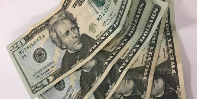 Depois que a fraude custou a mulher mais antiga de East Bay $ 200.000, a polícia usou um dinheiro falso para prender o correio

