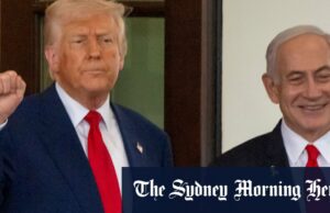 Dezenas de partidas mortas no greve Gaza Cafe Get Netanyahu Match para encontrar o trompete Um palestino fica na praia fora do caso atingindo a cidade de Gaza.