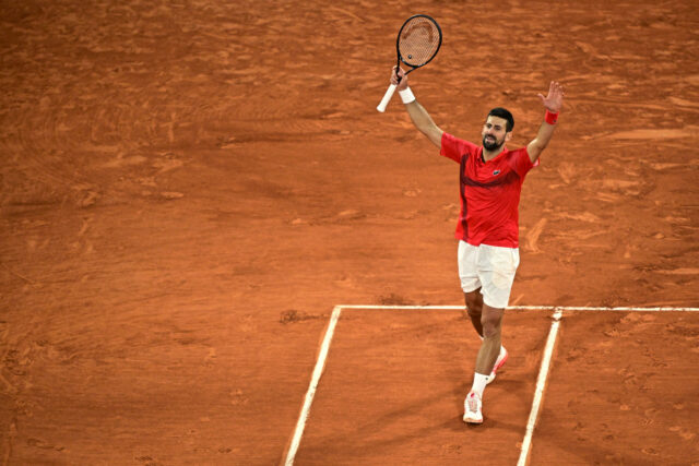 O Novak Djokovic, da Sérvia, comemora depois de vencer o Alexander Zverev, da Alemanha, no 11º dia do torneio de tênis aberto francês em Philippe-Chatrier, o tribunal do complexo Roland-Garros em Paris em 4 de junho de 2025.