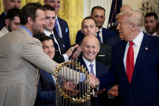 Dodgers oferece uma posição simples para as perguntas sobre a visita de Trump, os protestos


