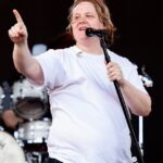 Lewis Capaldi (acima) é fazer seu grande retorno no Festival de Glastonbury deste ano, o post no domingo pode revelar