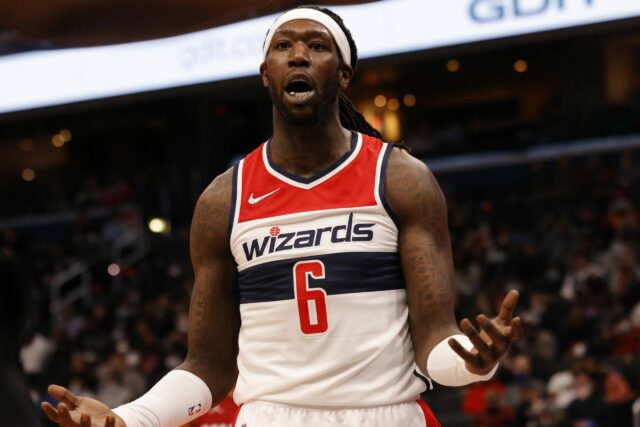 Montrezl Harrell (6), no quarto trimestre da Capital One Arena, uma falta técnica foi avaliada depois de fazer uma ligação contra o Miami Heat.