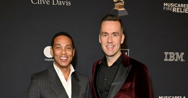O ex -apresentador da CNN Don Lemon e seu parceiro ao longo da vida Tim Malone se casam no casamento da cidade de Nova York