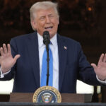 Donald Trump Classificação de aprovação muda a direção com as mulheres