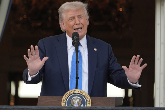Donald Trump Classificação de aprovação muda a direção com as mulheres

