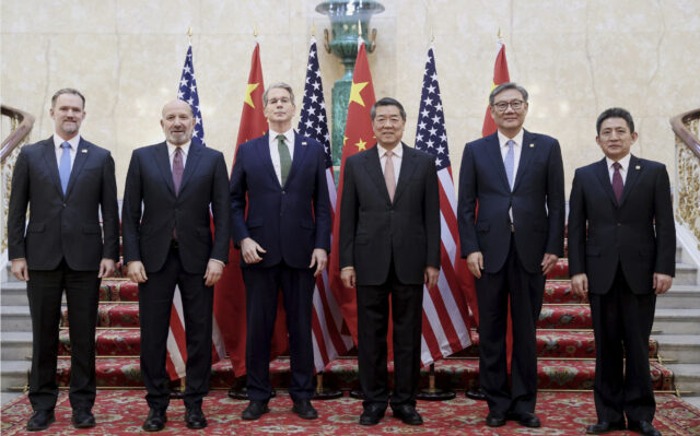 Donald Trump diz que a China "não é fácil", pois o comércio está falando


