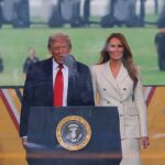 O presidente Donald Trump (à esquerda) e a primeira -dama Melania Trump (à direita) chegam nos desfiles de 250 anos de sábado para o Exército dos EUA, que coincidem com o 79º aniversário do presidente do presidente