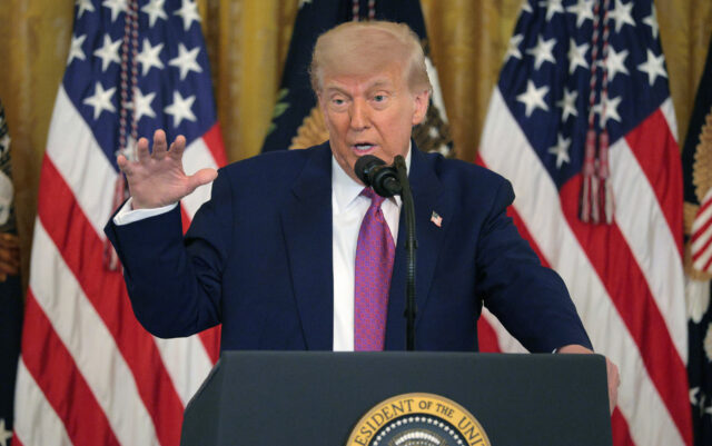 Donald Trump responde a 'nenhum rei' protestos-'não somos um rei' Donald Trump responde a 'nenhum rei' protestos-'não somos um rei'