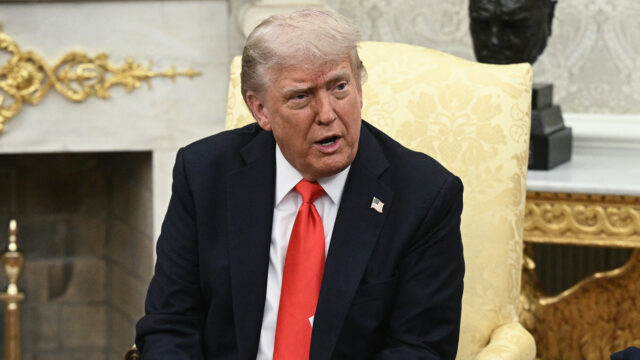 Donald Trump sofre a língua Majal em Harvard Fight

