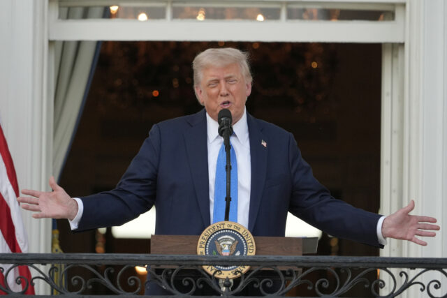 Donald Trump sofre queimando quadrados nas horas

