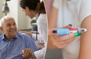 Drogas de emagrecimento, como Ozmpic, podem prevenir a demência: exame Uma enfermeira segurando a mão de um paciente mais velho.