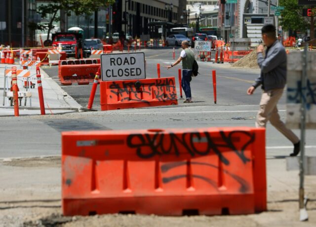 Um ciclista acontece na segunda -feira, 16 de junho de 2025, em Oakland, Califórnia, através do cruzamento de Thomas L Berkeley Way e Webster Street. O trabalho é realizado para criar caminhos de pedestres e bicicletas da estação da 19th Street Bart até Lake Merritt. (Aric Crabb/Bay Area News Group)