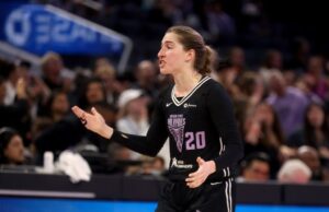 “É bom dar os tiros”: Kate Martin, da Valquírias, encontra seu momento na perda de liberdade Kate Martin #20, da Golden State Valkyries, é parabenizada pelo companheiro de equipe Monique Billings #25 e Kaitlyn Chen #2 depois de chegar a uma cesta de 3 pontos na quarta-feira, 25 de junho de 2025 no quarto trimestre do jogo WNBA no Chase Center, para conectar o placar) (Jane Tys/Bay Area).