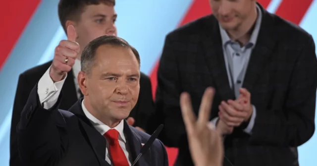 "É improvável que o governo sobreviva até o final de seu mandato". American Media analisa a vitória de Nawrockija

