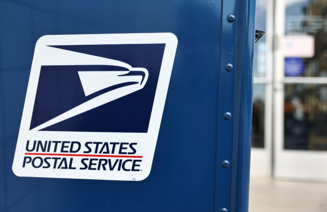 É um e -mail no Juneate. USPS, Correios, Fedex Hours

