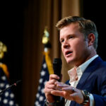 EXCLUSIVO: O senador Sheehi apresenta um projeto de lei que fornece salário em tropas que foram aplicadas pelo mandato de cera de cootação militar de Biden
