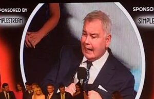 Eamonn Holmes está enfrentando Boos quando aceita o GB News Award no Tric Awards em sua cadeira de rodas Eamonn Holmes conheceu um coral de Boos quando aceitou o GB News Award no Tric Awards em sua cadeira de rodas na terça -feira à noite