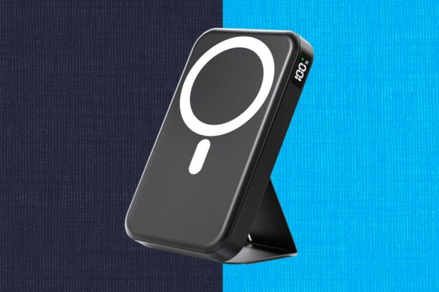 Carregador sem fio preto com espelho e suporte.
