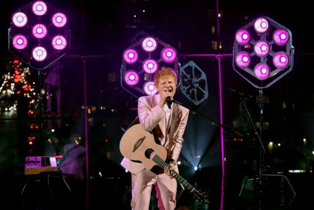 Ed Sheeran Sports Uniform Uniform ÍNDIO VIDO DE MÚSICA ÚLTIMA DO IPL IPL 'SAPPHIRE' (relógio)


