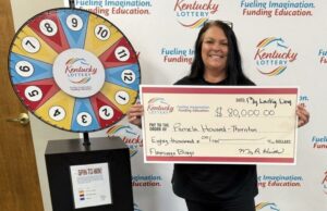 Eerie “Premonition” inspira o loteria a comprar um ingresso de US $ 80.000, mas deve salvá -lo do lixo Uma mulher com um controle de loteria no valor de US $ 80.000.