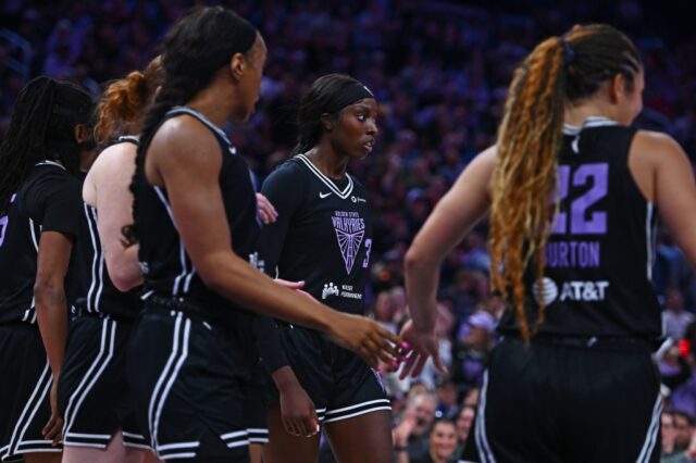 Laethia ami (3), da Golden State Valkyries, bloqueia um tiro de Lexie Hull (10) por Indiana Fever no quarto trimestre de seu jogo da WNBA no Chase Center em São Francisco, Califórnia, na quinta -feira, 19 de junho de 2025. (Jose Carlos Fajardo/Bay Area News Group)