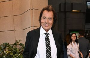 Engelbert Humperdinck, 89, dá uma olhada rara com sua filha no evento de documentário de Jayne Mansfield O lendário cantor saiu em um terno preto clássico com uma camisa branca, uma gravata listrada preta e branca, cinto preto, calça preta e sapatos pretos
