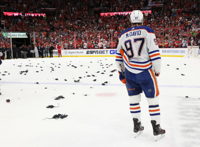 Enquanto assistimos a cada final da NHL Stanley T final: Floridons Panthers vs Edmonton Oneers

