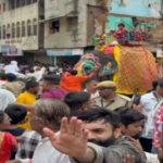 Entre em pânico como elefantes em Jagannath Cairo em Akhmedabad