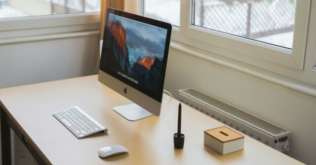 Essa teoria no dispositivo de hardware Jony Ive parece cada vez mais provavelmente | Uma mesa com iMac, teclado, mouse, suporte à caneta e caixa