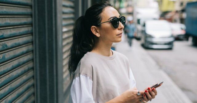 Essas grandes camisetas T oferecem uma 'garota legal' estilo sem esforço

