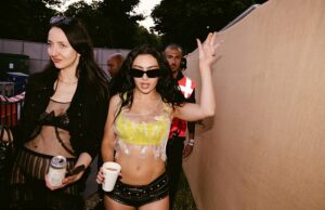 Esta área de uma vez em declive em Londres foi invadida por várias estrelas da lista A e garotas de TI ansiosas para torná-lo um novo coração social que compete com a colina de Primrose … mas é por isso que os locais ficam furiosos: Ronan O’Reilly O cantor de 32 anos, nome verdadeiro Charlotte Aitchison, mora nas proximidades de um apartamento de terraço comprado por uma quantia pouco clara em Hackney