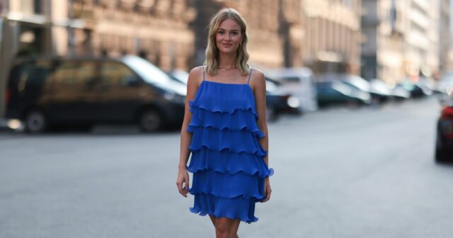 Este vestido de US $ 15 disfarçado de inchaço 'e prega um visual de férias mediterrâneo

