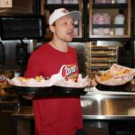 Sam Reinhart apareceu com os fãs (foto com o RAING CANE's PR)