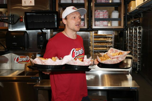 Sam Reinhart apareceu com os fãs (foto com o RAING CANE's PR)