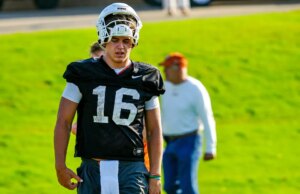 “Estou tentando se desviar de todas essas coisas antes da temporada”: Arch Manning se abre na busca por Big Field antes da campanha de 2025 March Madness Logo