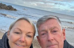 Eu era um pai e um pai saudável até que a vacina pfizer covid. Dean Valentine (à direita), que disse que ficou doente cronicamente depois da vacina contra a Pfizer Covid, é casada com a estrela da criança Alison Bettles (à esquerda) de Grange Hill (agora Alison Valentine). O Sr. Valentine é retratado 18 meses após a vacina