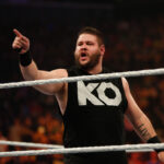 "Eu não tenho que atrapalhar sua carreira ': Kevin Owens revela que a WWE Standline rejeitou