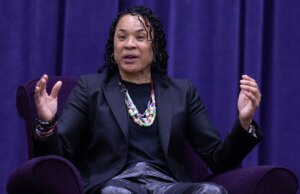 “Eu nunca trapacei, nunca fui aceito”: Dawn Staley compartilha uma citação ousada dos livros de áudio da mais venda da NYT. "Eu nunca trapacei, nunca fui aceito": Dawn Staley compartilha uma citação ousada dos livros de áudio da mais venda da NYT.
