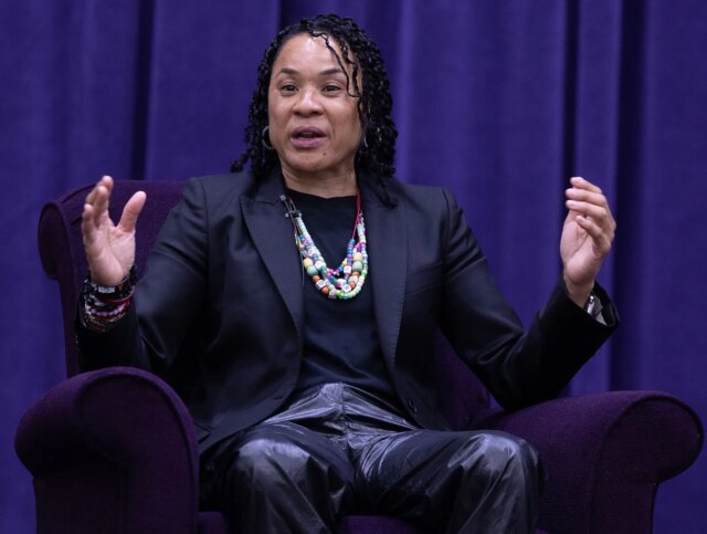 "Eu nunca trapacei, nunca fui aceito": Dawn Staley compartilha uma citação ousada dos livros de áudio da mais venda da NYT.

