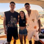 Alis Moore, uma anfitriã VIP em Ibiza retratada com Jobe (à esquerda) e Jude Bellingham (à direita) revelaram tudo sobre seu trabalho com jogadores de futebol da lista A da lista A