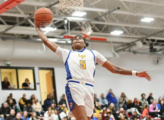 “Eu tenho que fazer meus pés como uma pedicure”: o Arkansas Signee Melelek Thomas está brincando entre as sessões de aplicação no NBPA Top 100 Camp


