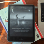 O 2024 Kindle Paperwhite ao lado do Kindle 2024.